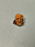 Vintage pin's football joueur casque orange ancien collection sport (Ref 17)