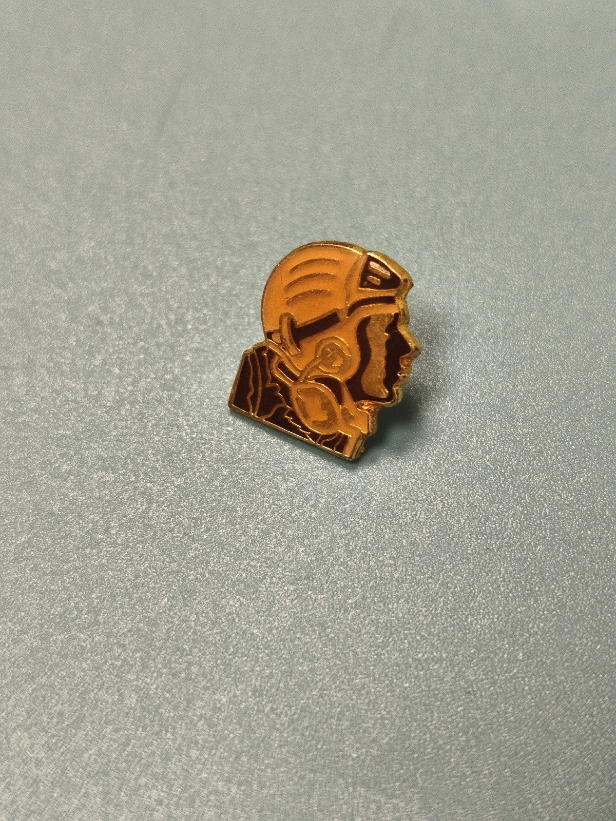 Vintage pin's football joueur casque orange ancien collection sport (Ref 17)