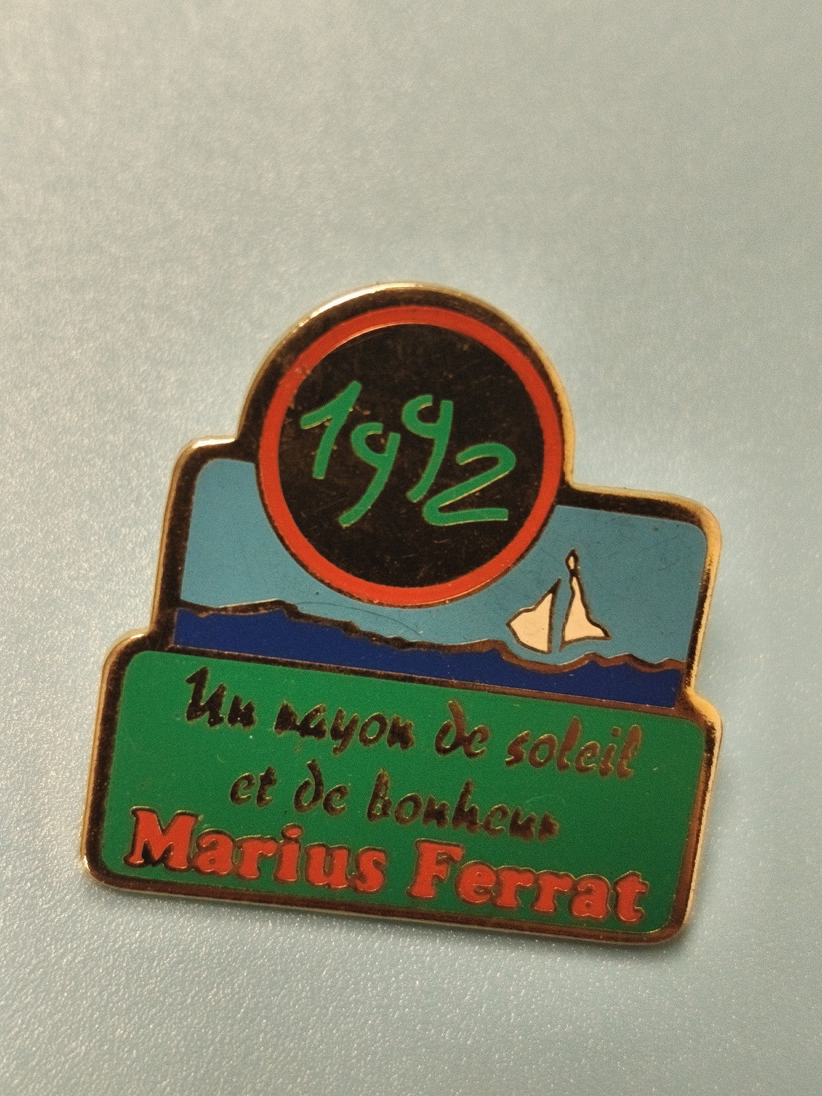 Pin's vintage Marius Ferrat 1992 voilier émaillé collection rétro (Ref 9)