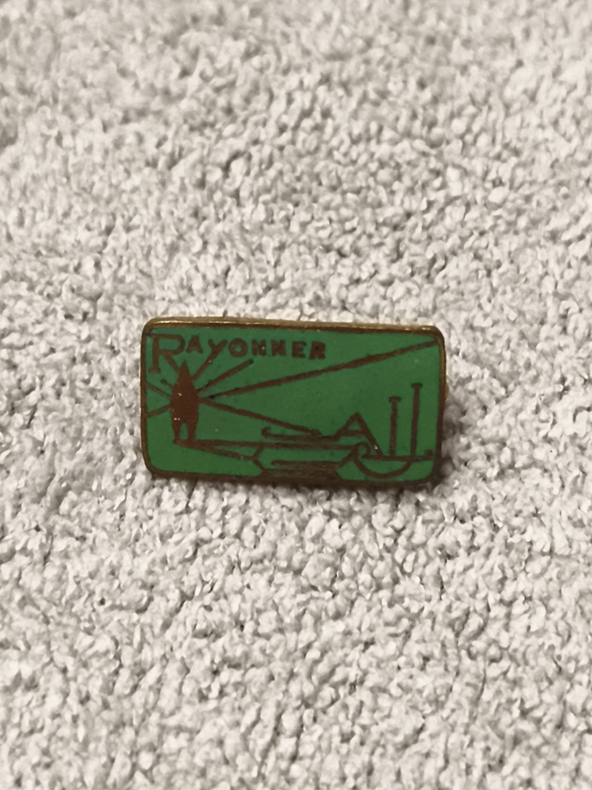 Ancien pin's Rayonner vert émaillé vintage badge rectangulaire années 80