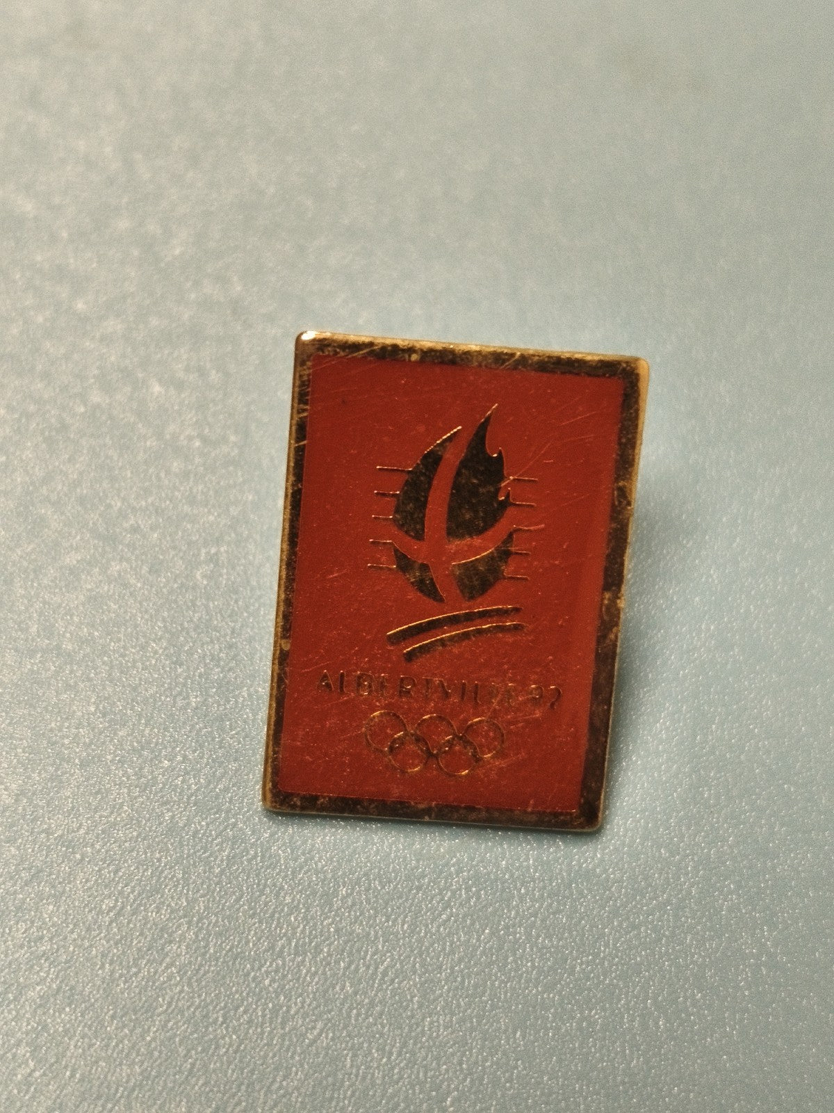 Pin's vintage Albertville 1992 Jeux Olympiques, rectangulaire, rouge, collection