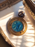 Médaille religieuse vintage aspect bronze émail bleu pendentif ancien