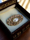 Broche vintage dorée cabochon perle fantaisie style baroque, bijou ancien