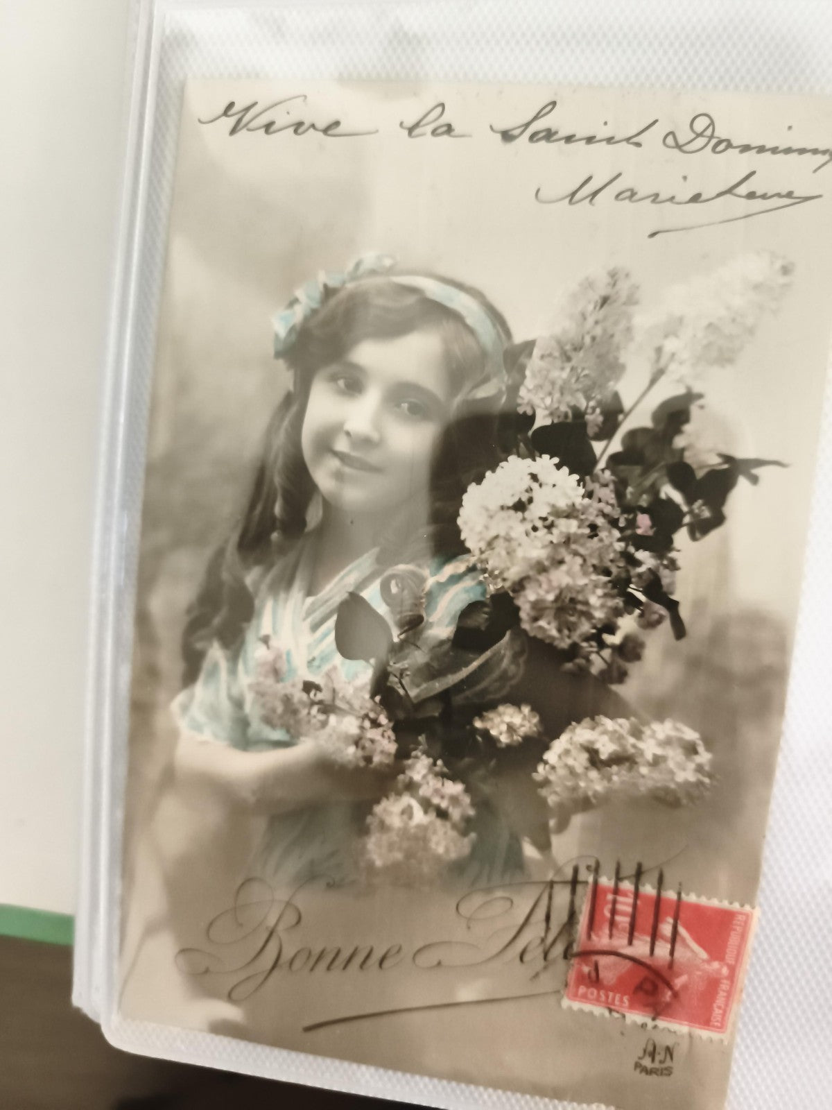 Carte postale ancienne fillette fleurs Bonne Fête CPA illustrée Paris timbre