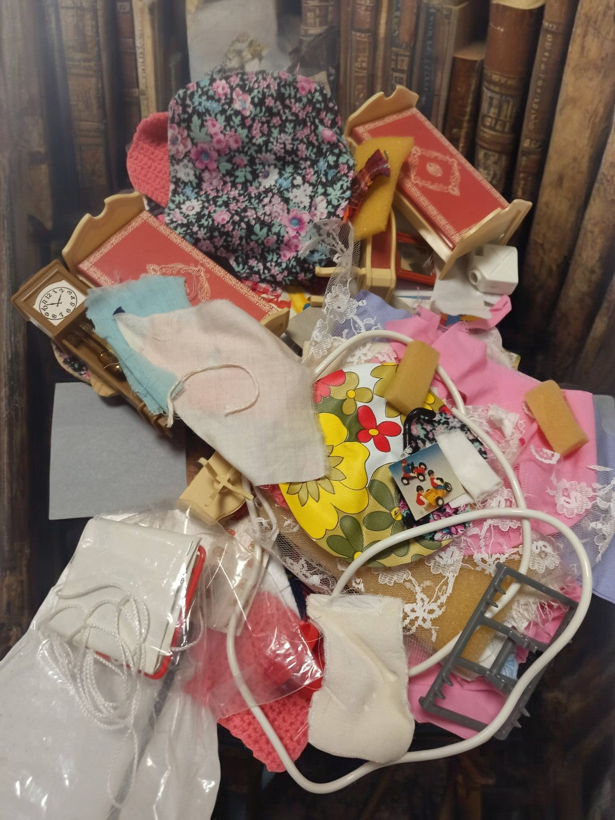 Accessoires vintage Barbie Mattel lit meubles vêtements anciens lot poupée