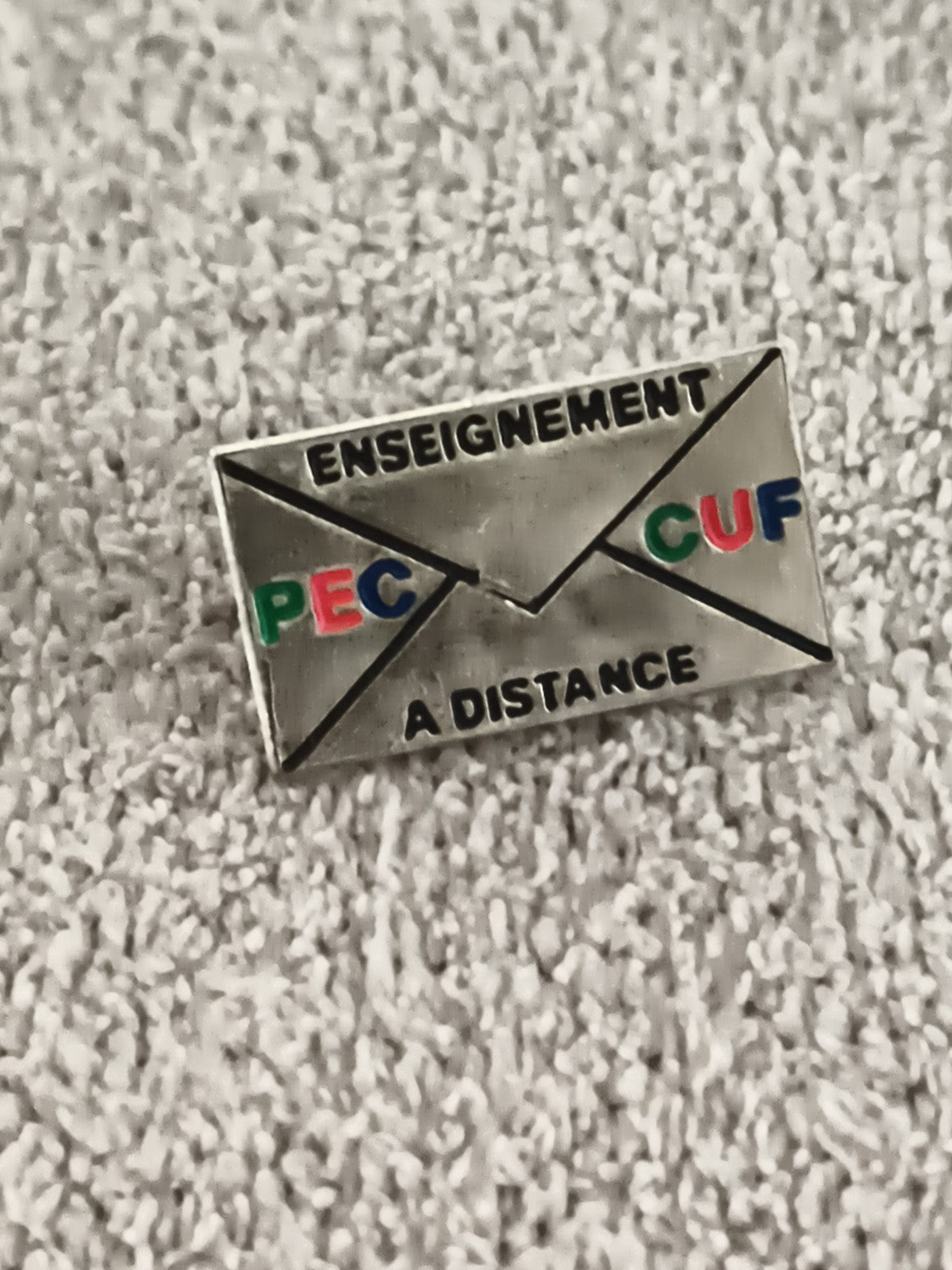 Pin's vintage PEC CUF enseignement à distance, forme enveloppe, années 80-90