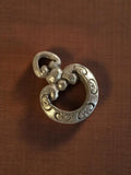 Pendentif vintage métal ciselé années 1950 motif ornemental bijouterie rétro