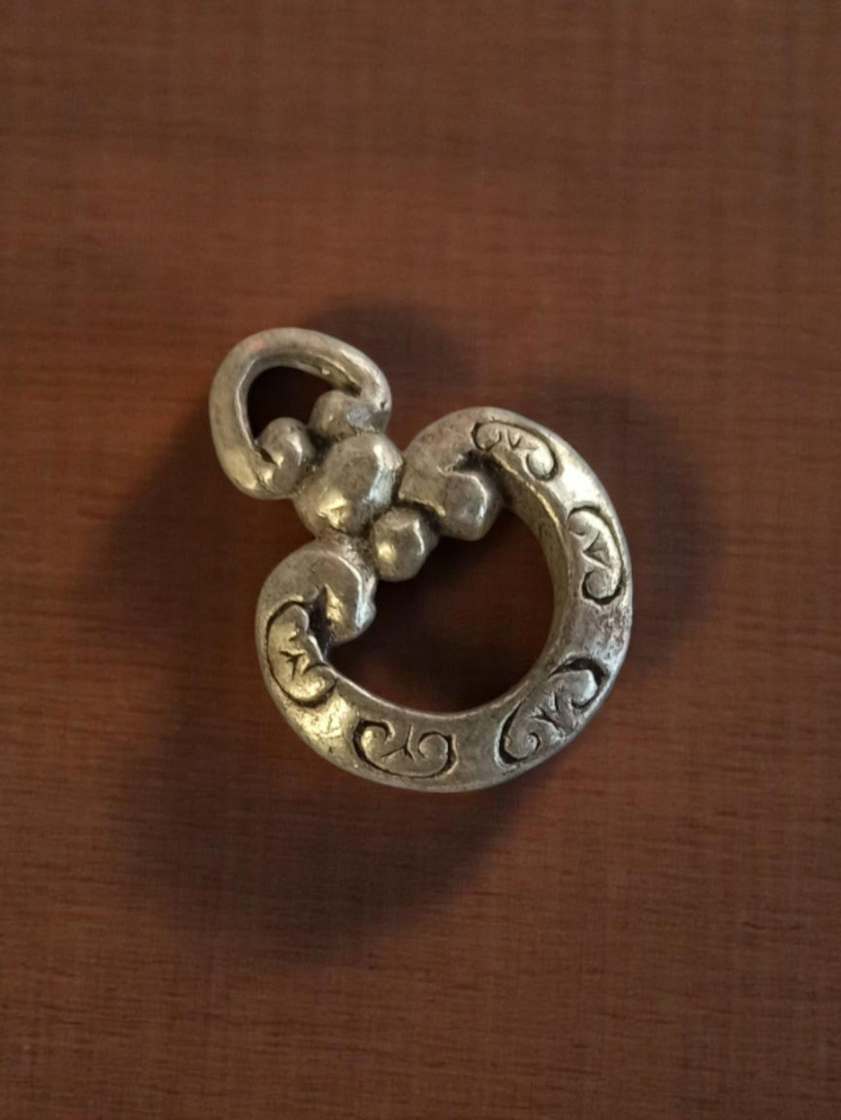 Pendentif vintage métal ciselé années 1950 motif ornemental bijouterie rétro