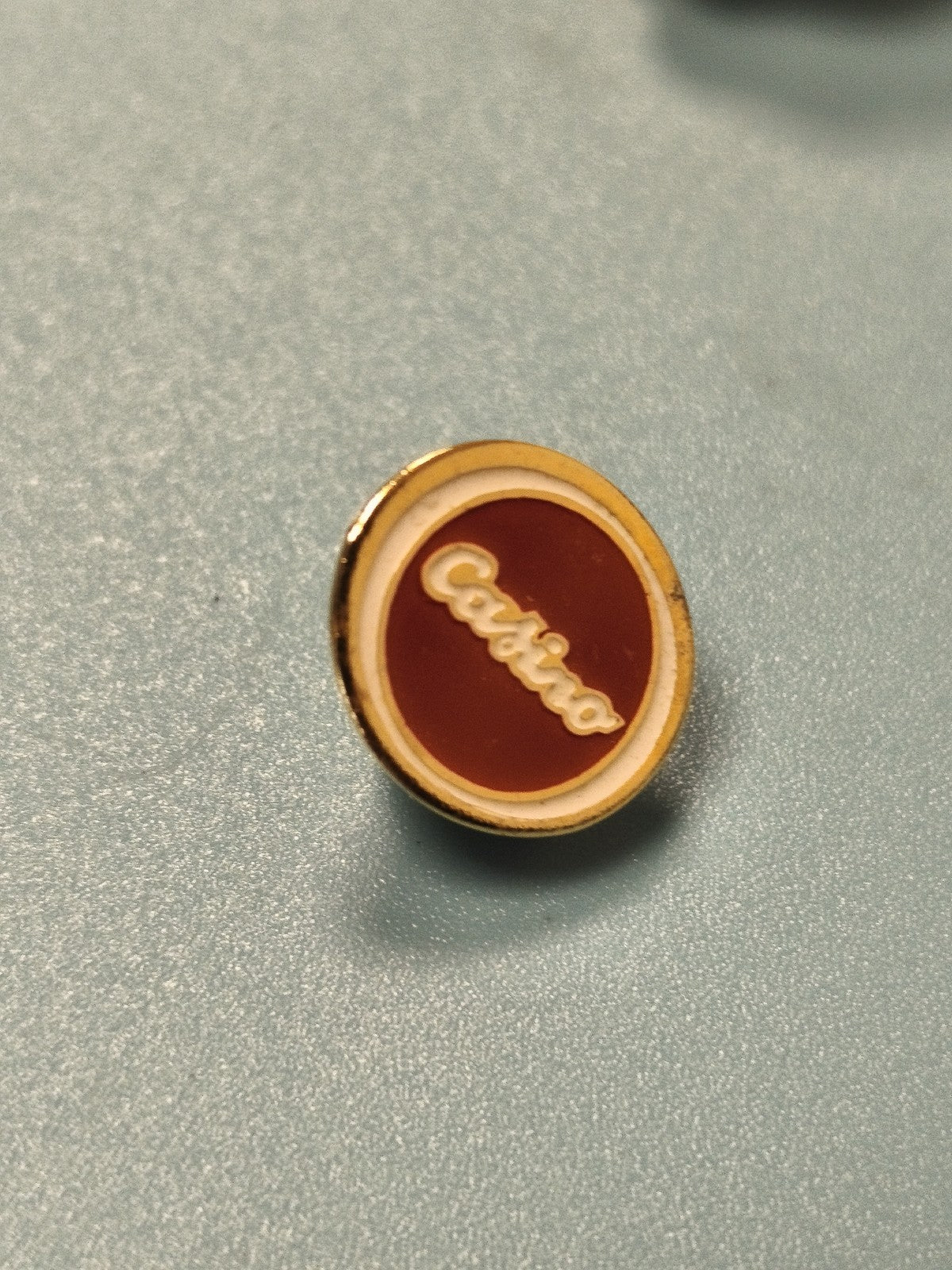 Vintage pin's casino rond émaillé rouge et doré, collection années 80-90
