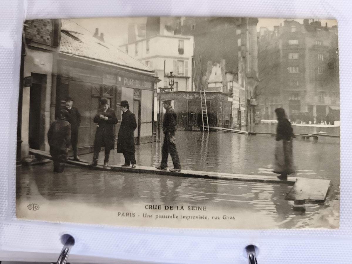 CPA Paris crue de la Seine passerelle improvisée rue Gros inondation