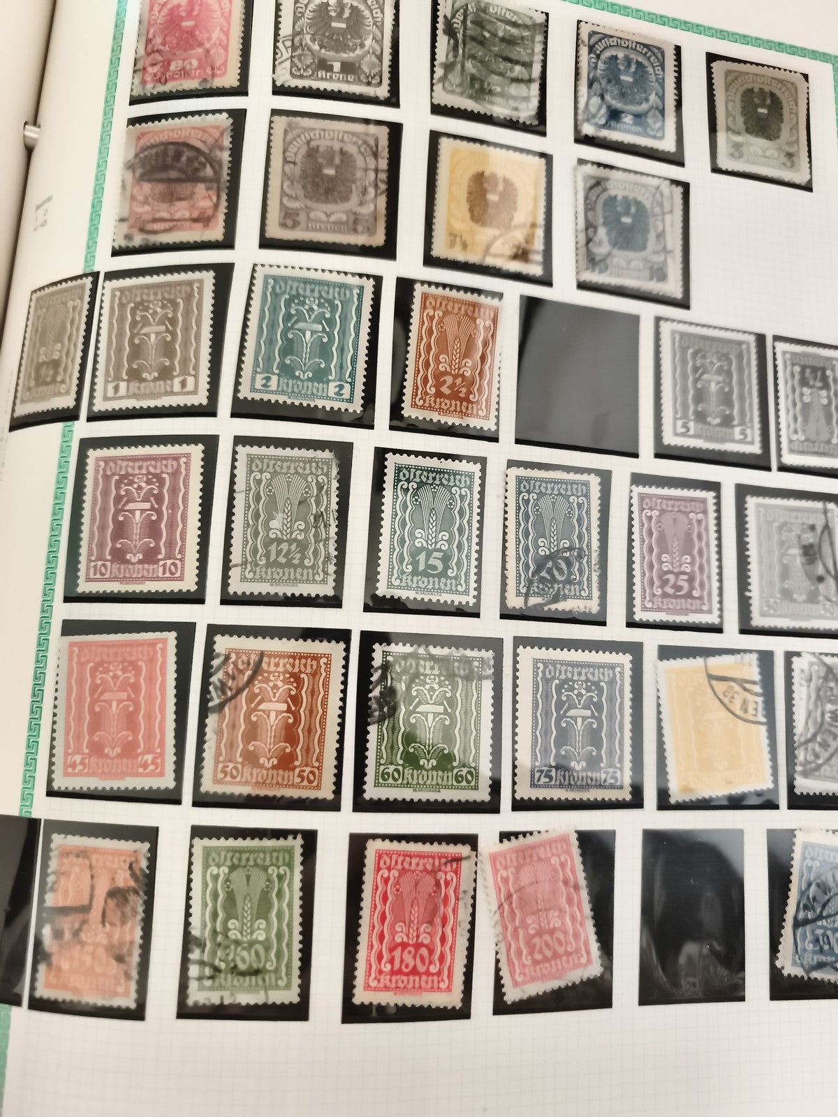 Timbres Autriche Kronen oblitérés motifs ornés philatélie lot couleurs variées