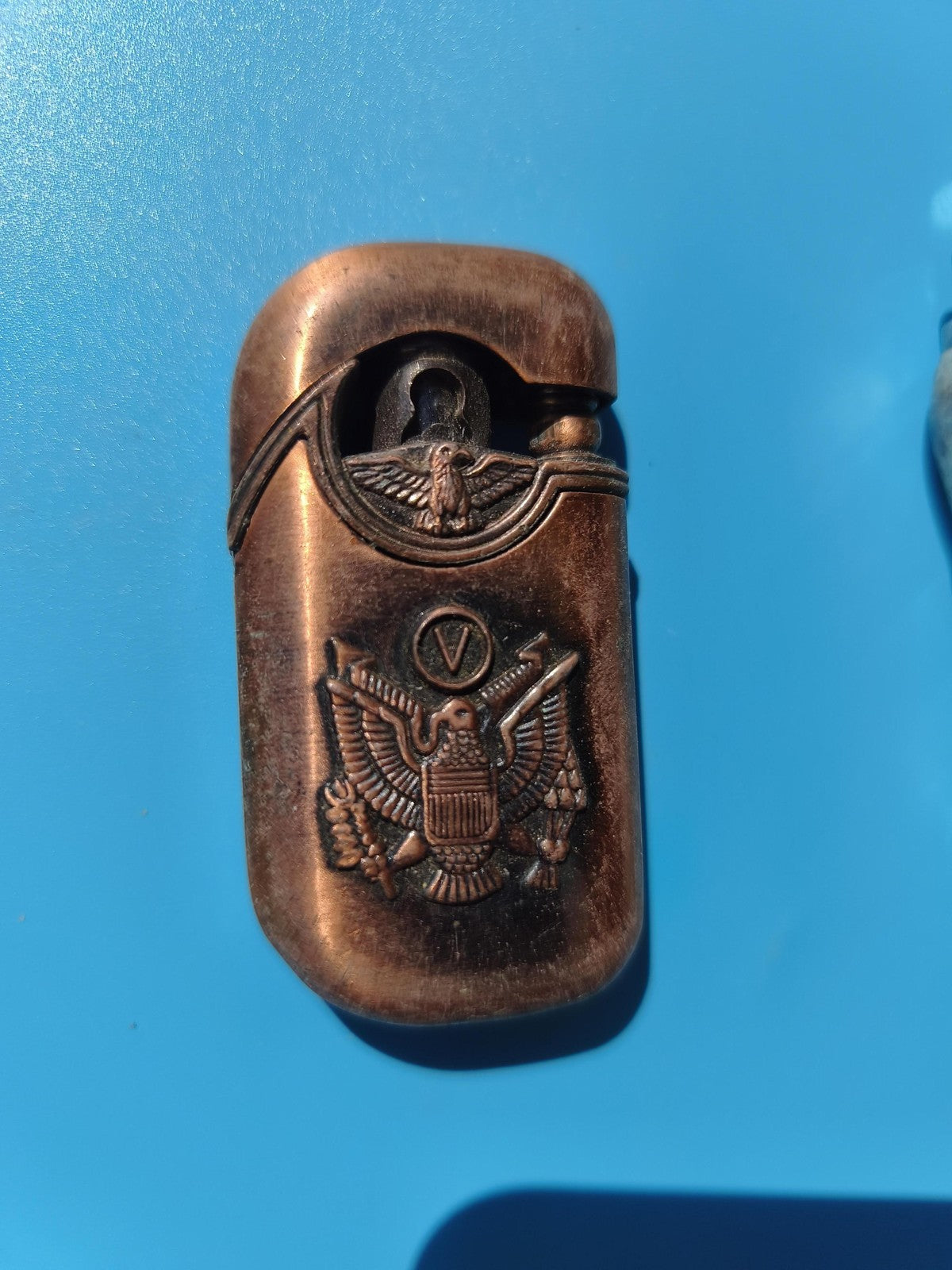 Ancien briquet publicitaire vintage bronze motif aigle américain en l'état