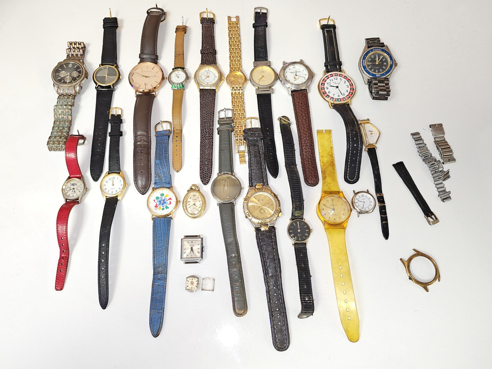 Lot montres anciennes vintage à restaurer, pièces horlogerie rétro non testées