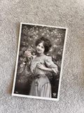 CPA Bonne Fête femme bouquet photo noir et blanc Paris début XXe