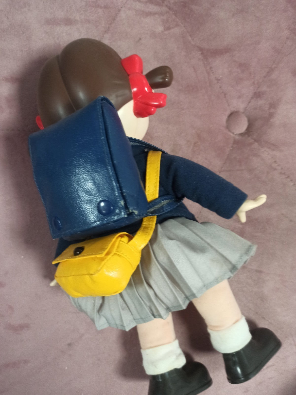 Poupée Peko-Chan vintage soft vinyl, tenue écolière, figurine japonaise