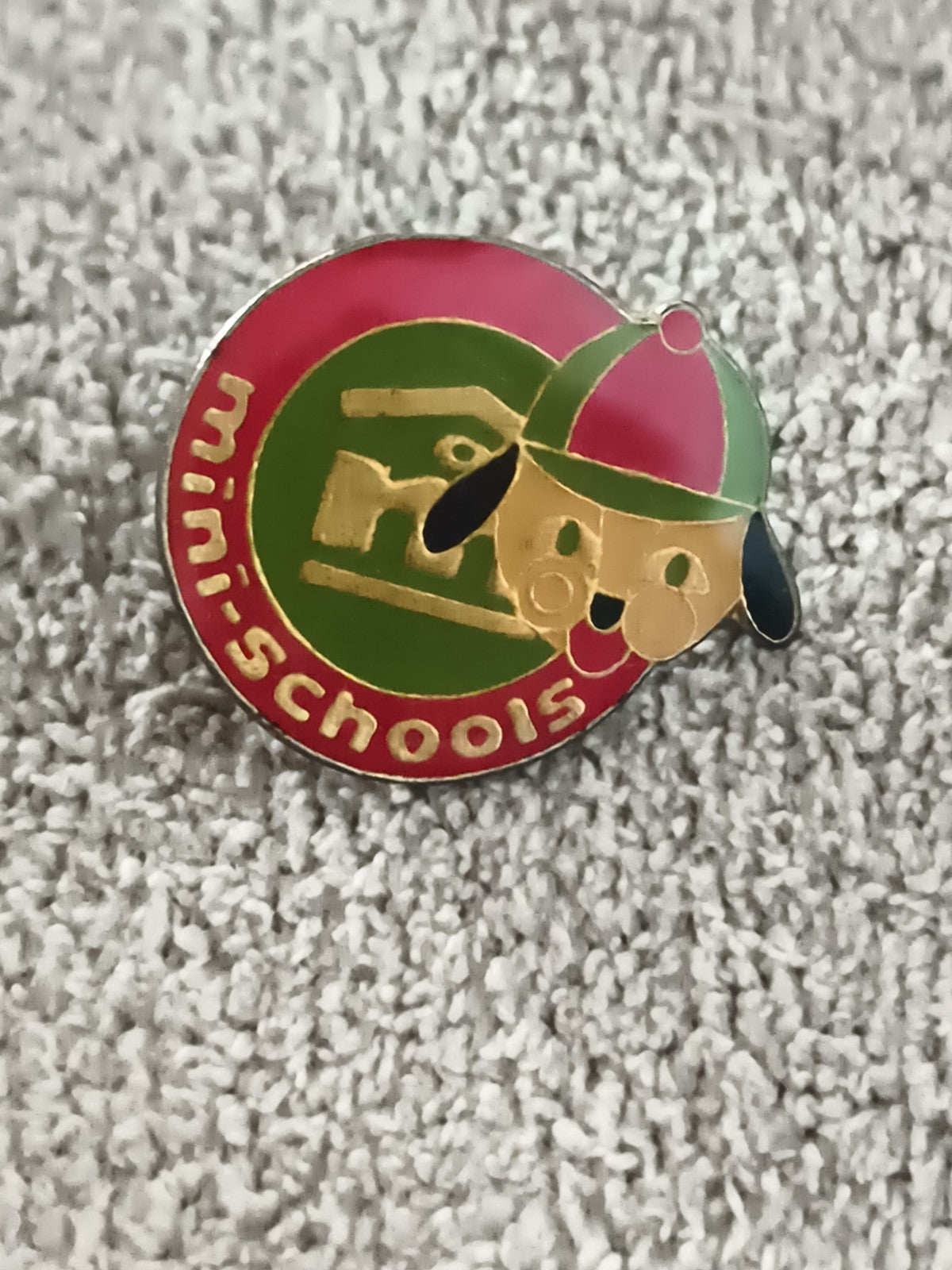 Pin's vintage mini-schools chien casquette rouge vert émaillé badge (Ref 9)