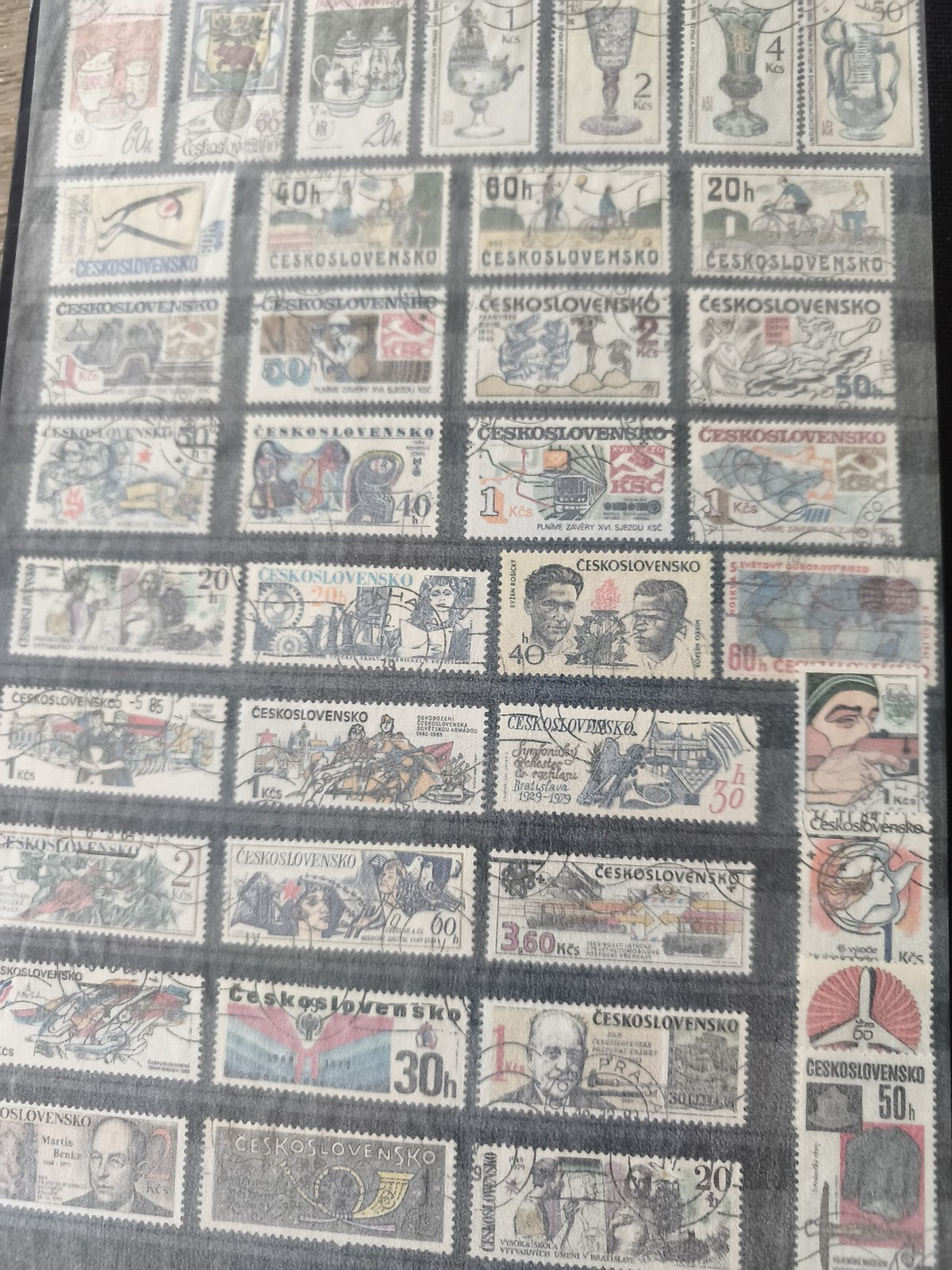 Lot de timbres oblitérés Tchécoslovaquie motifs variés multicolores (support non