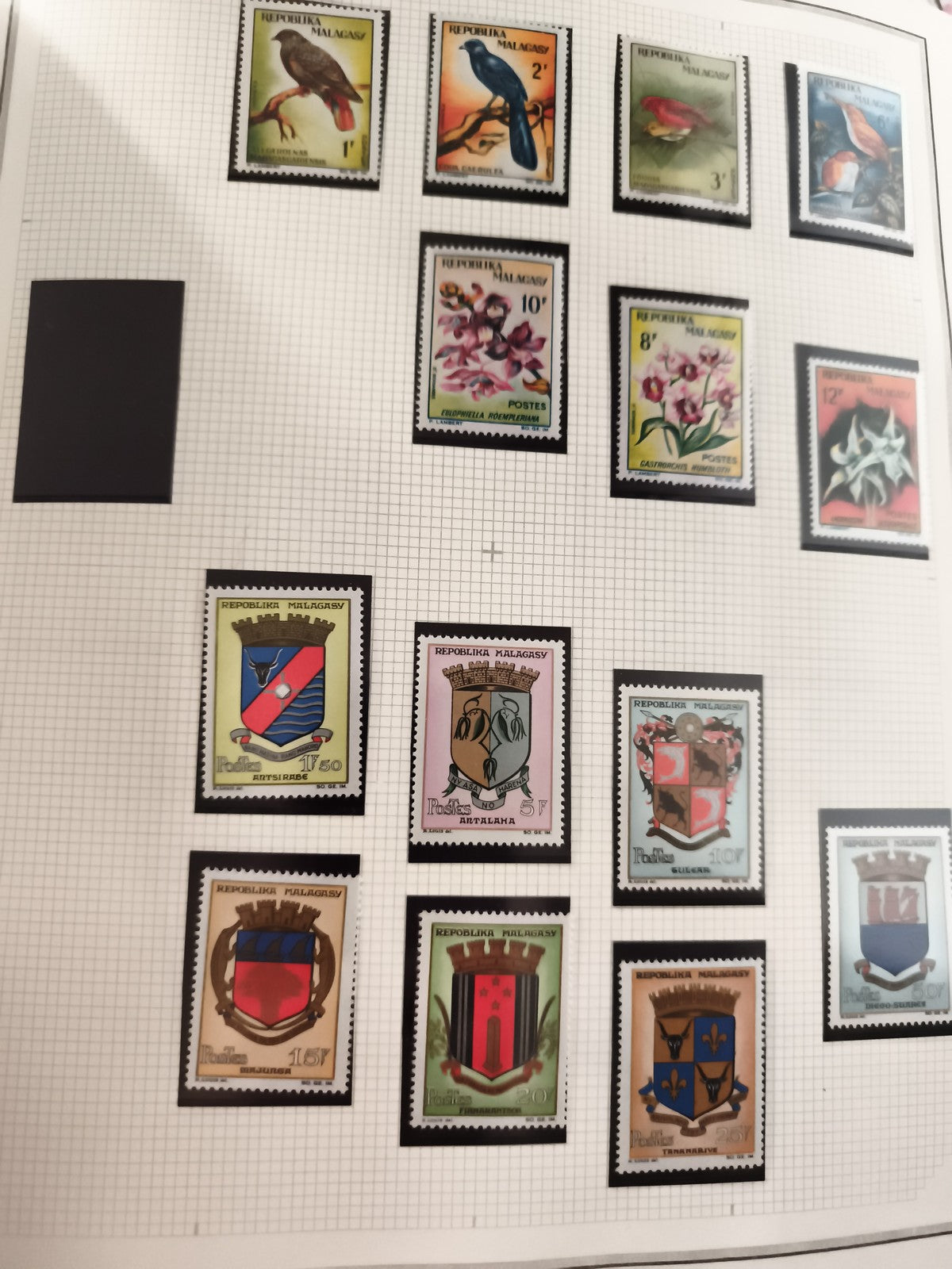 Lot anciens timbres neufs Madagascar République Malagasy blasons oiseaux fleurs