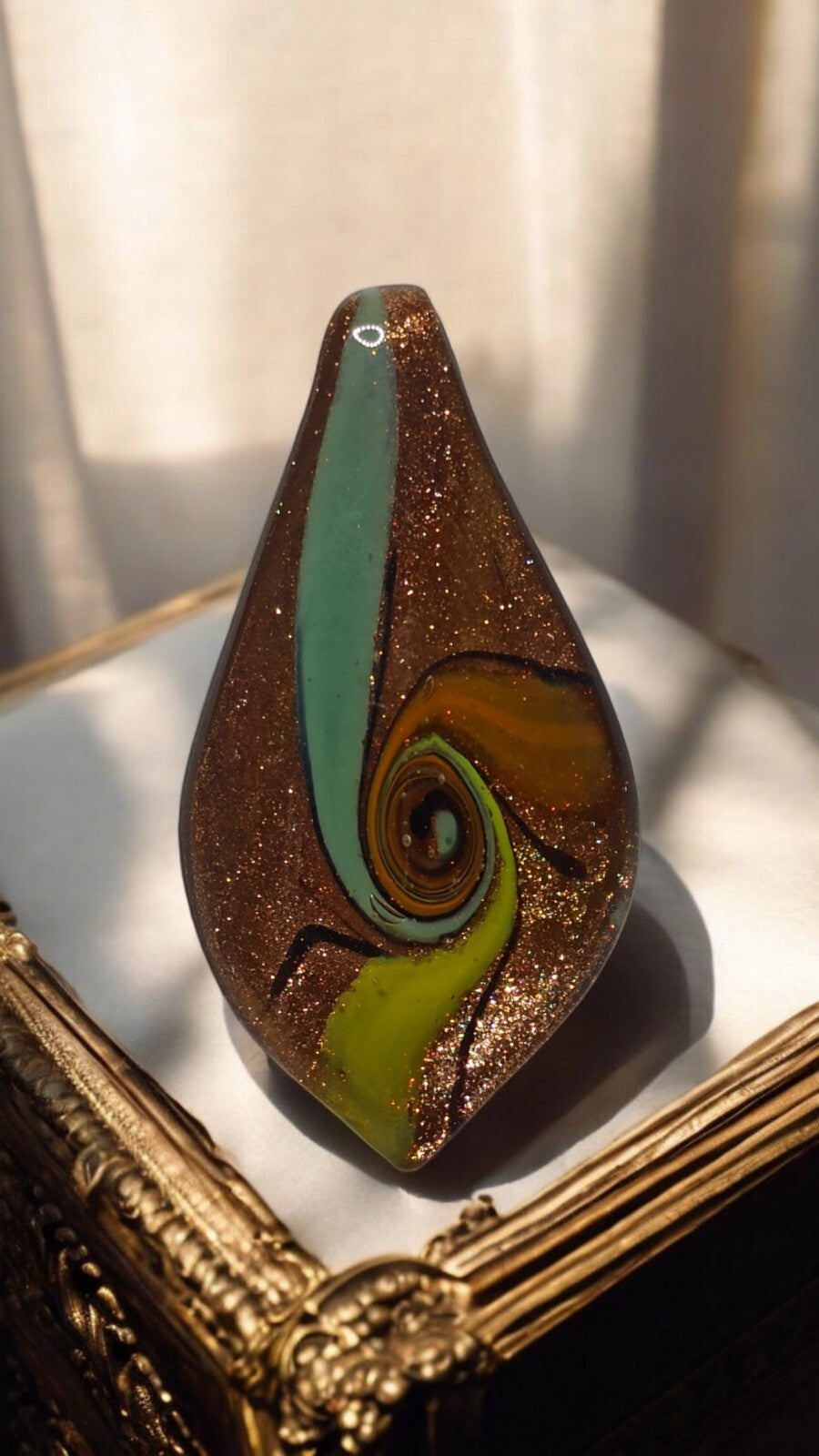 Pendentif abstrait marron orné spirale vert jaune, bijou création unique d'occas
