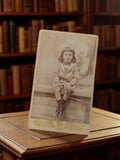 Photographie ancienne enfant E. Sassy Sète portrait vintage cabinet de curiosité