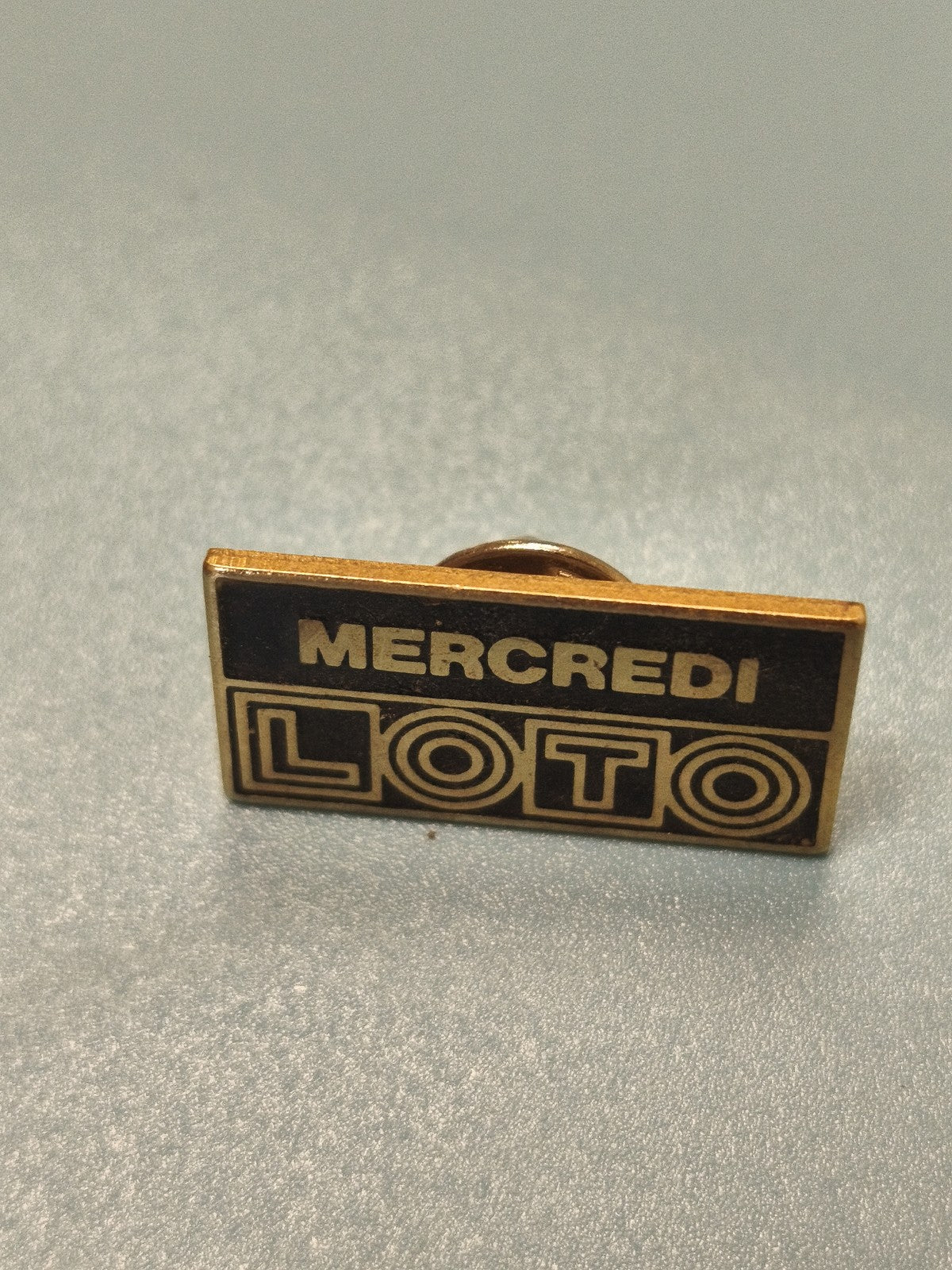 Pin's vintage Mercredi Loto rectangulaire noir et doré collection (Ref 7)