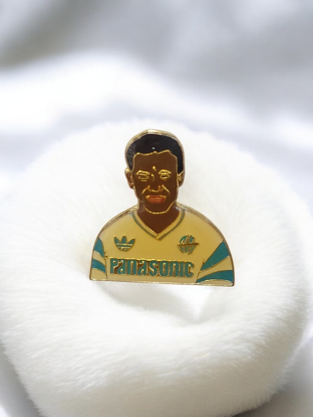 Pin's vintage joueur OM Panasonic Adidas badge ancien Olympique Marseille footba