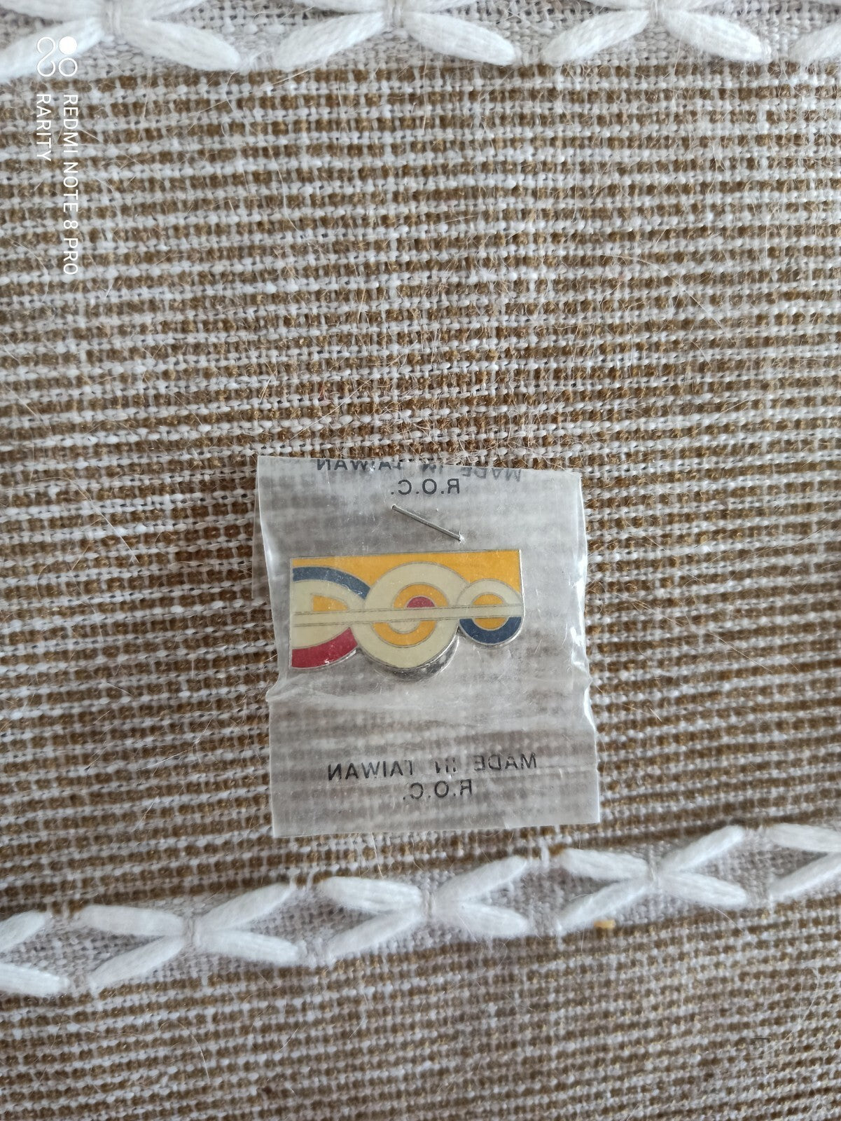 Pin's vintage design années 80-90 R.O.C. Taiwan – forme graphique rare