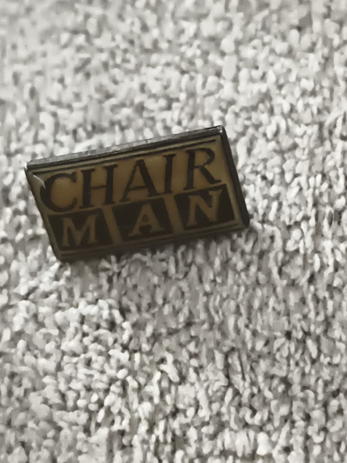 Pin's vintage rectangulaire "CHAIRMAN" lettrage noir badge rétro (Ref 9)