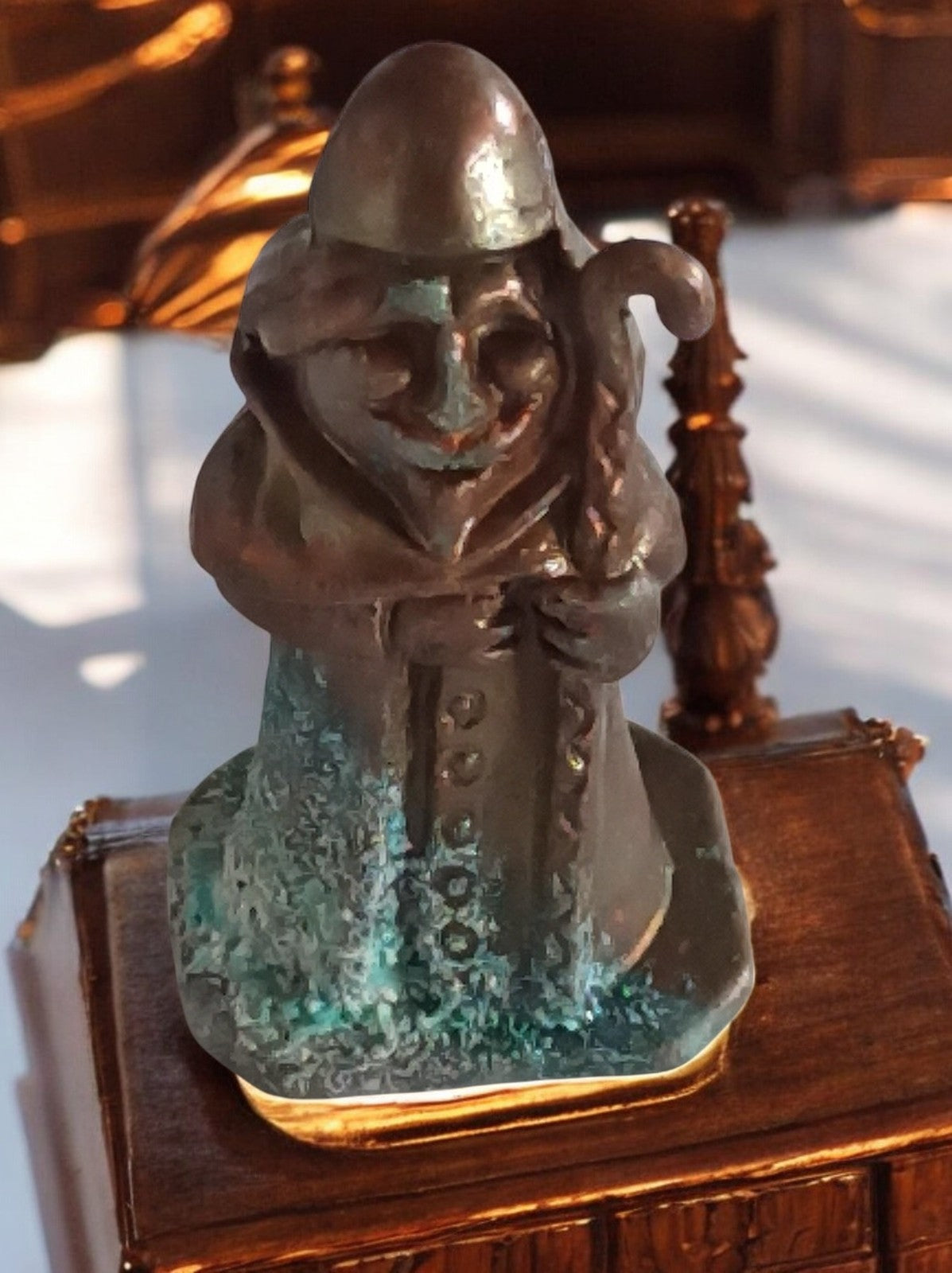 Figurine asiatique métal patine verte personnage manteau canne déco miniature