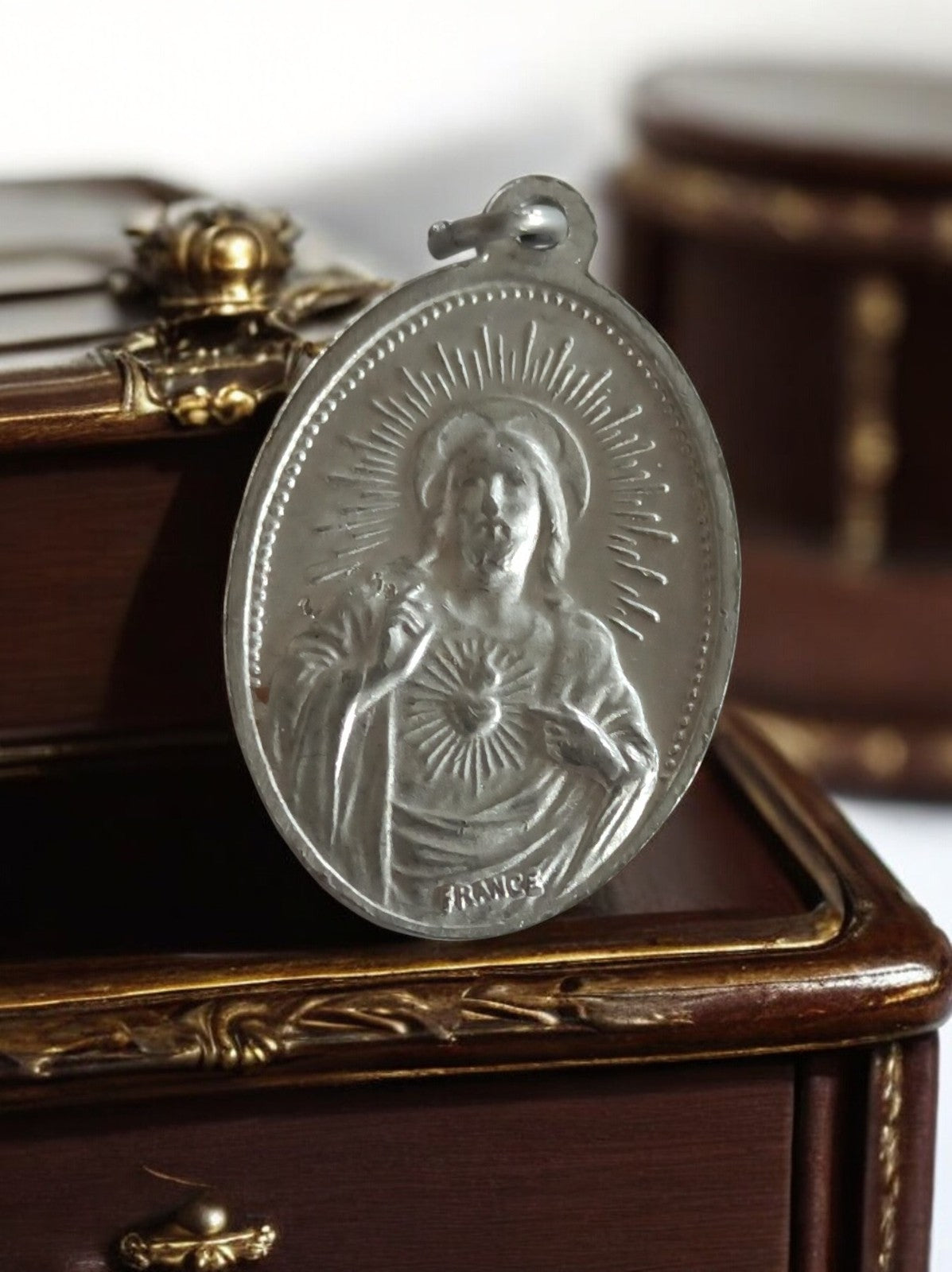 Pendentif religieux ancien Jésus Sacré Cœur dorure sur métal France vintage
