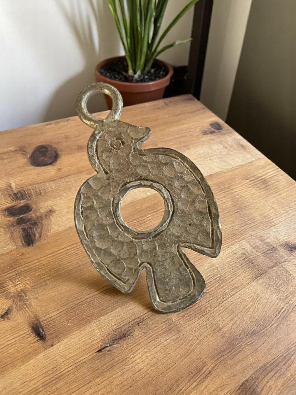Pendentif oiseau vintage métal martelé années 1950, bijou ancien rétro