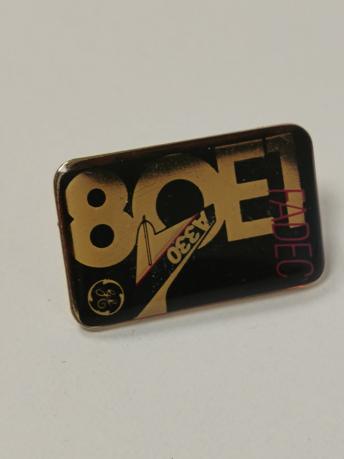 Pin's ancien vintage collection rétro authentique badge broche objet publicitair