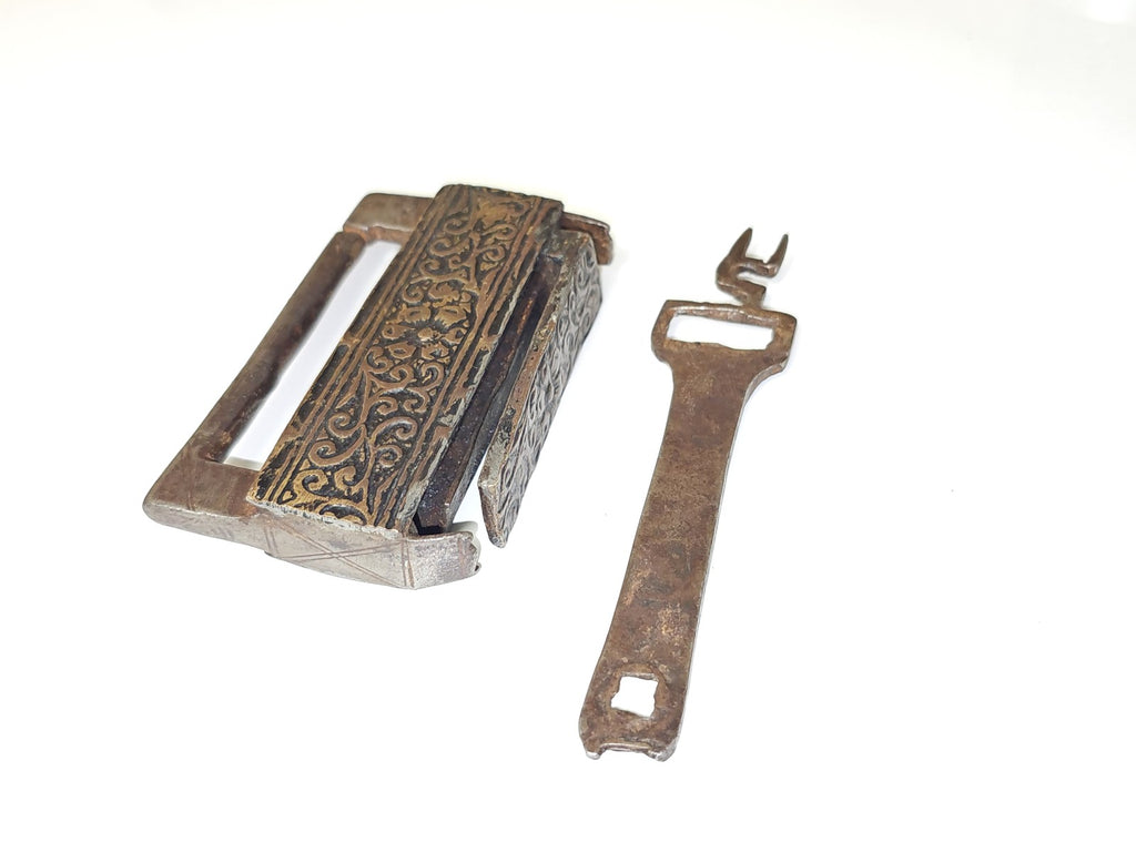 Cadenas ancien vintage à système mécanique, objet rétro pour collectionneur