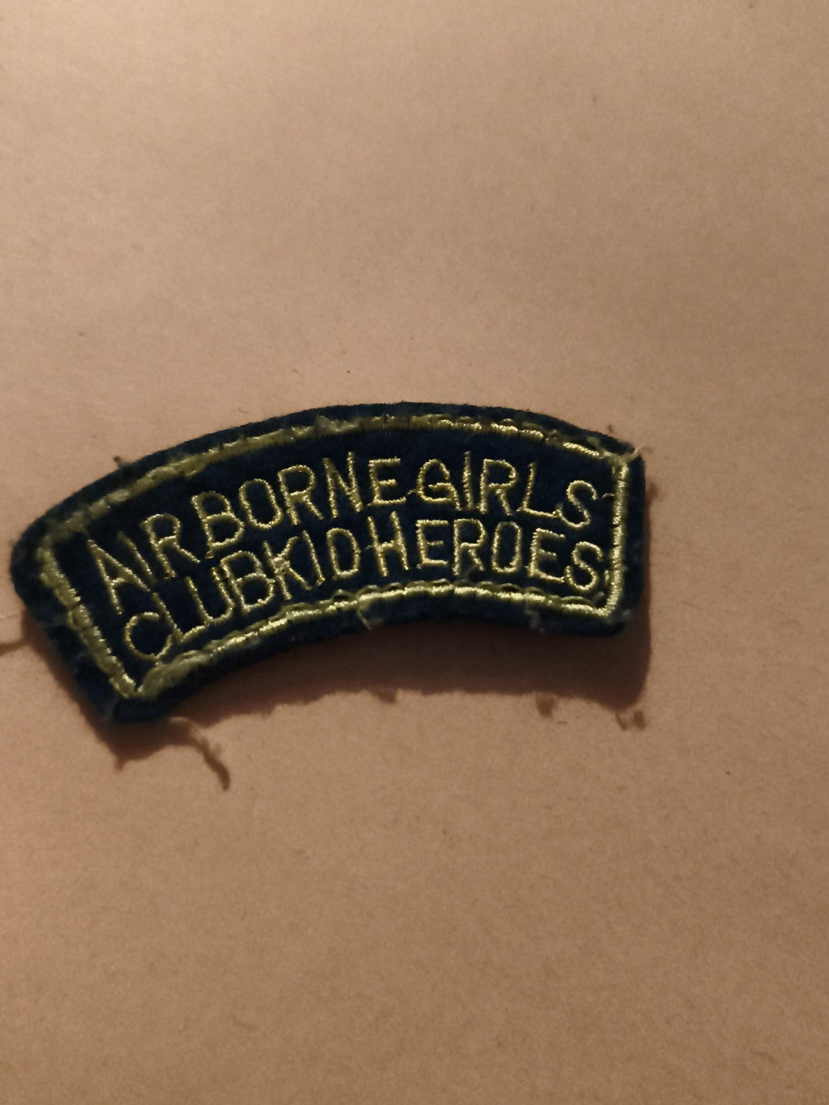 Écusson brodé AIRBORNE GIRLS CLUB KID HEROES ancien patch vintage