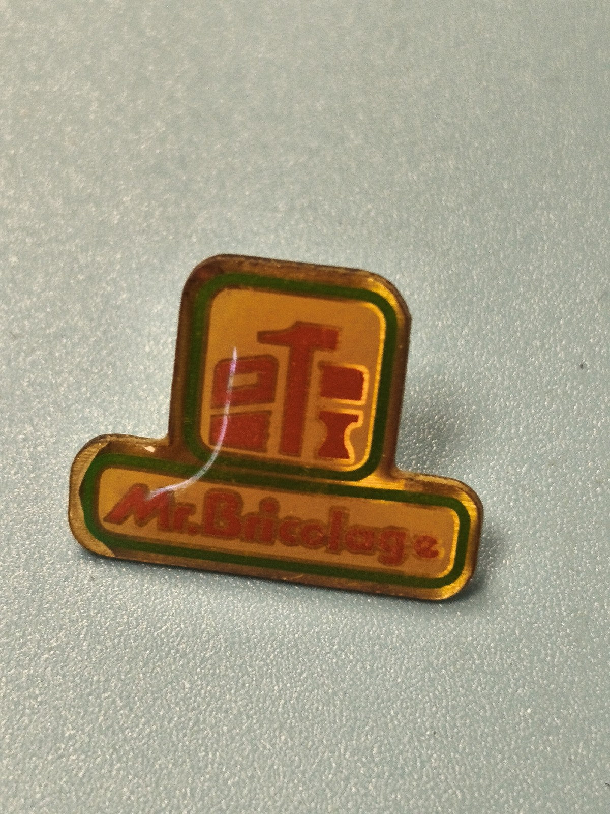 Pin's vintage Mr Bricolage logo ancien, jaune et vert, collection publicitaire
