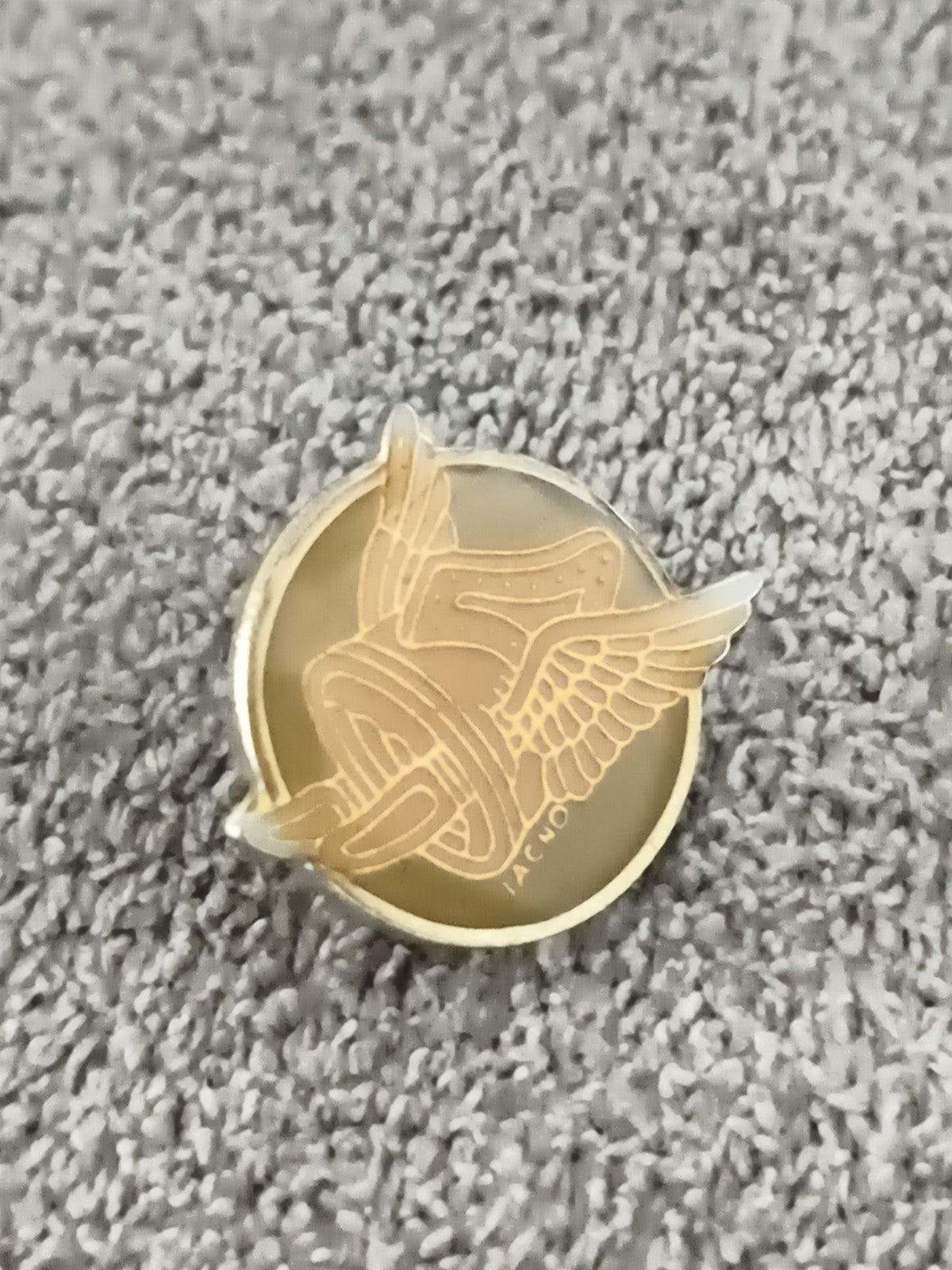 Pin's vintage Jacno casque ailé doré badge rétro années 80-90