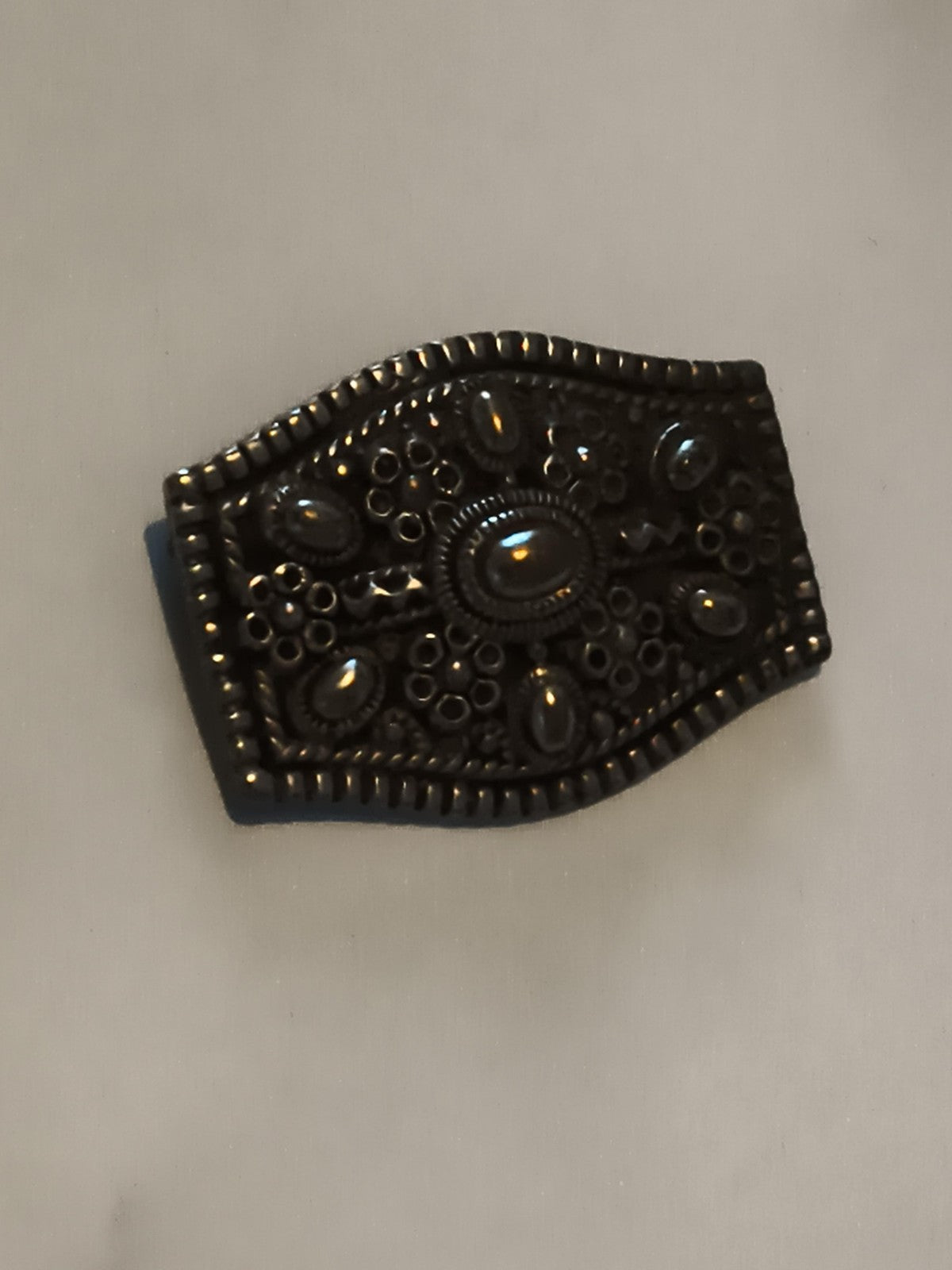 Broche vintage noire relief décoratif style rétro, bijou ancien