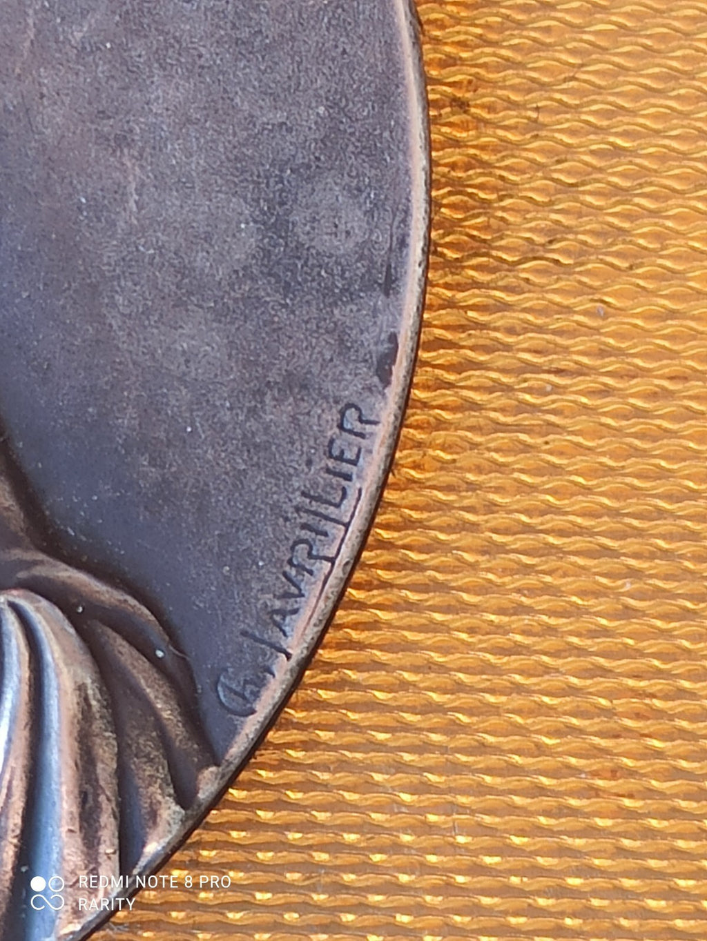 Boîte religieuse plate vintage Javrilier 1930s dorée médaillon Sacré-Cœur