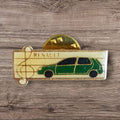 Pin's Renault Clio vert émaillé vintage – badge auto France années 90
