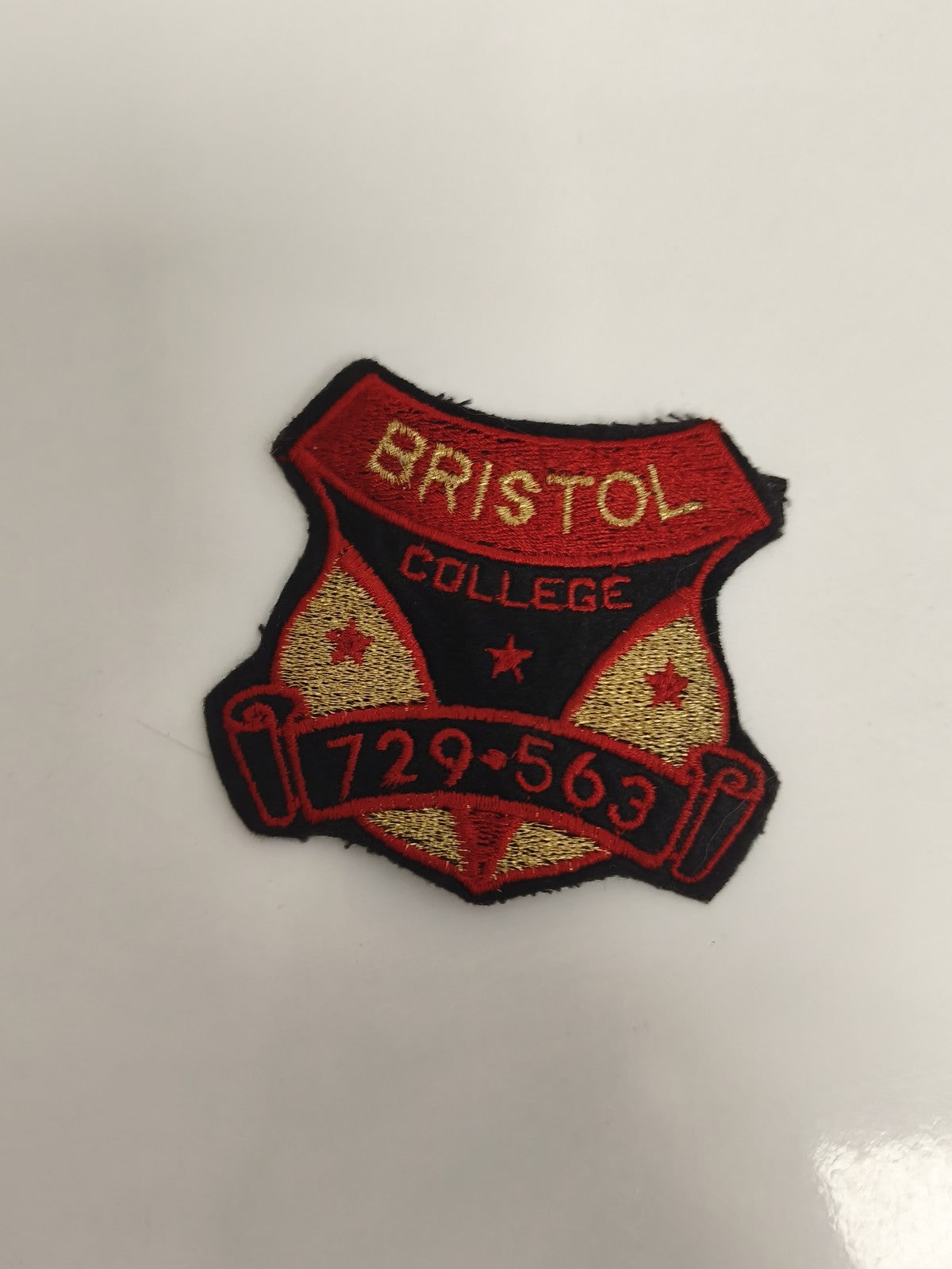 Écusson brodé BRISTOL COLLEGE vintage rouge or, badge ancien blason patch