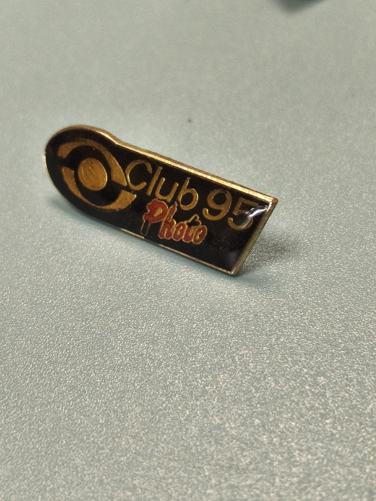 Pin's vintage Club 95 Photo émaillé noir doré, collection photographie (Ref 15)