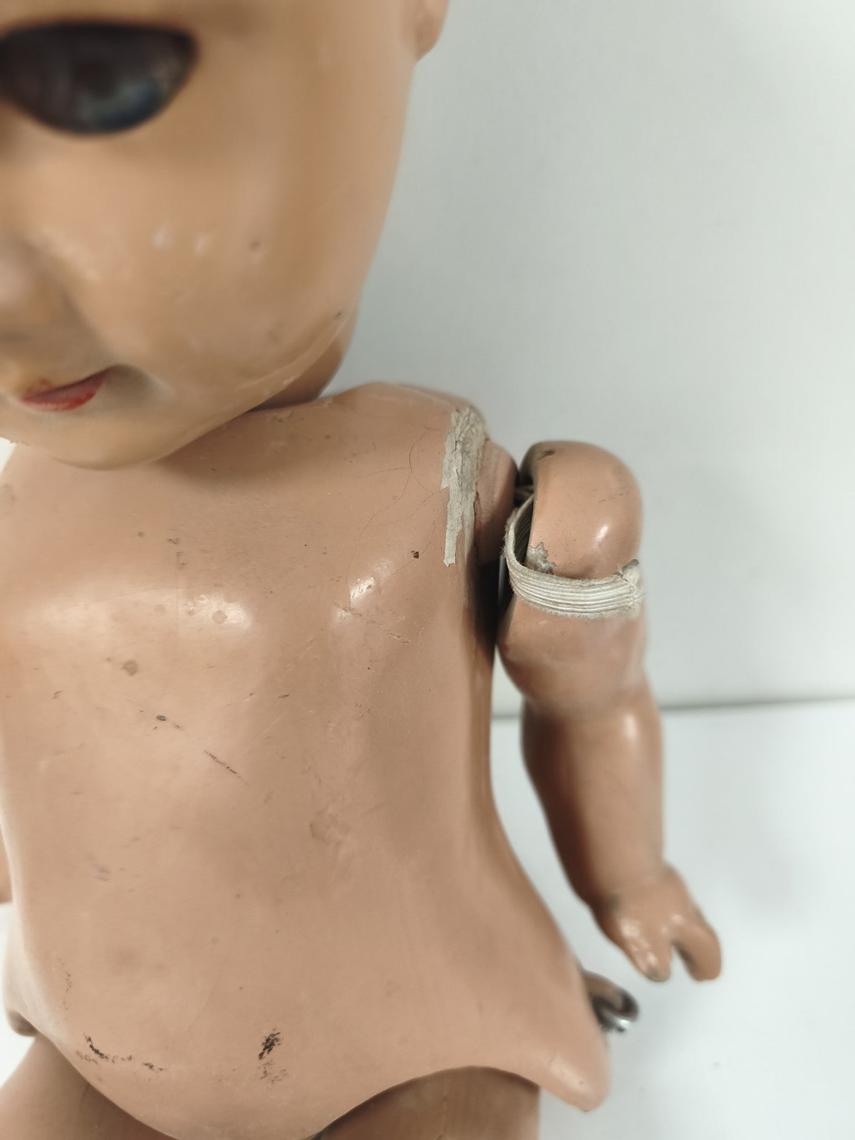 Grande poupée articulée ancienne, matière moulée, fin XIXe-début XXe