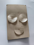 Boutons anciens translucides striés lot de 3 sur carte, vintage couture