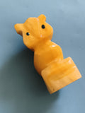 Figurine chat stylisé jaune yeux onyx déco minéraux sculpture animalier