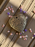 Pendentif vintage cœur métal soleil années 50, bijou rétro gravé, deadstock