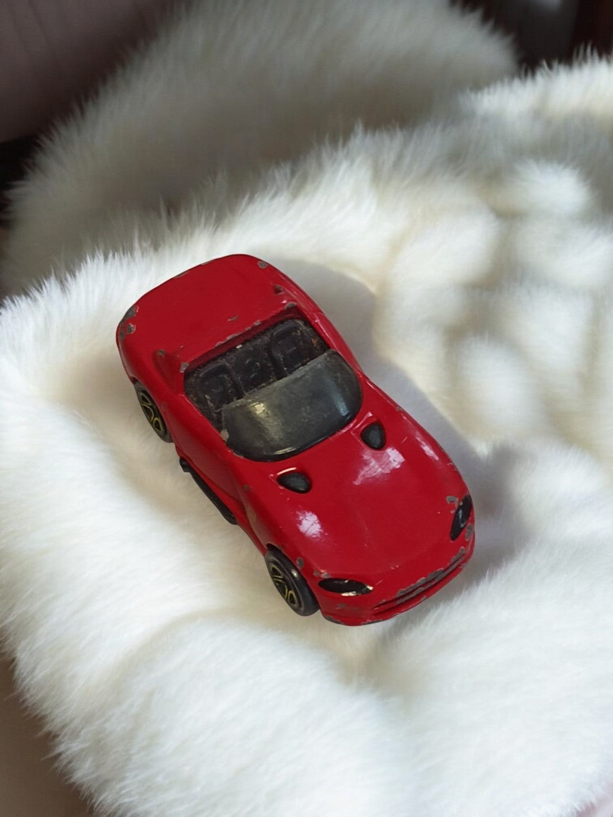 Voiture miniature vintage rouge, ancien modèle sport rétro, véhicule de collecti