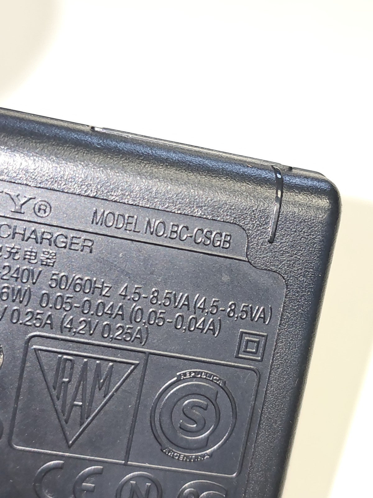 Chargeur Sony BC-CSGB pour batterie caméscope Handycam série M authentique