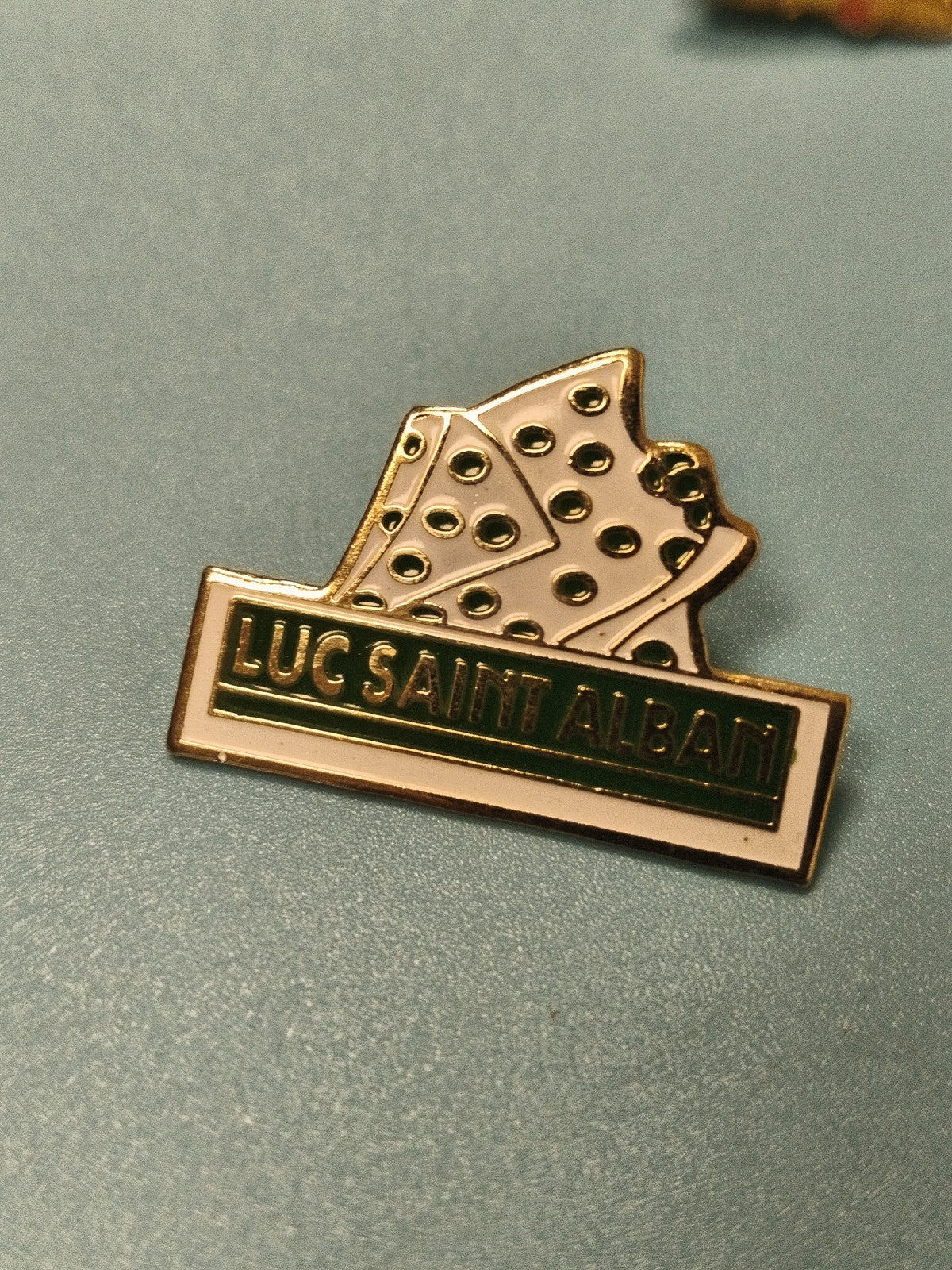 Vintage pin's Luc Saint Alban vert blanc, badge ancien collection (Ref 16)