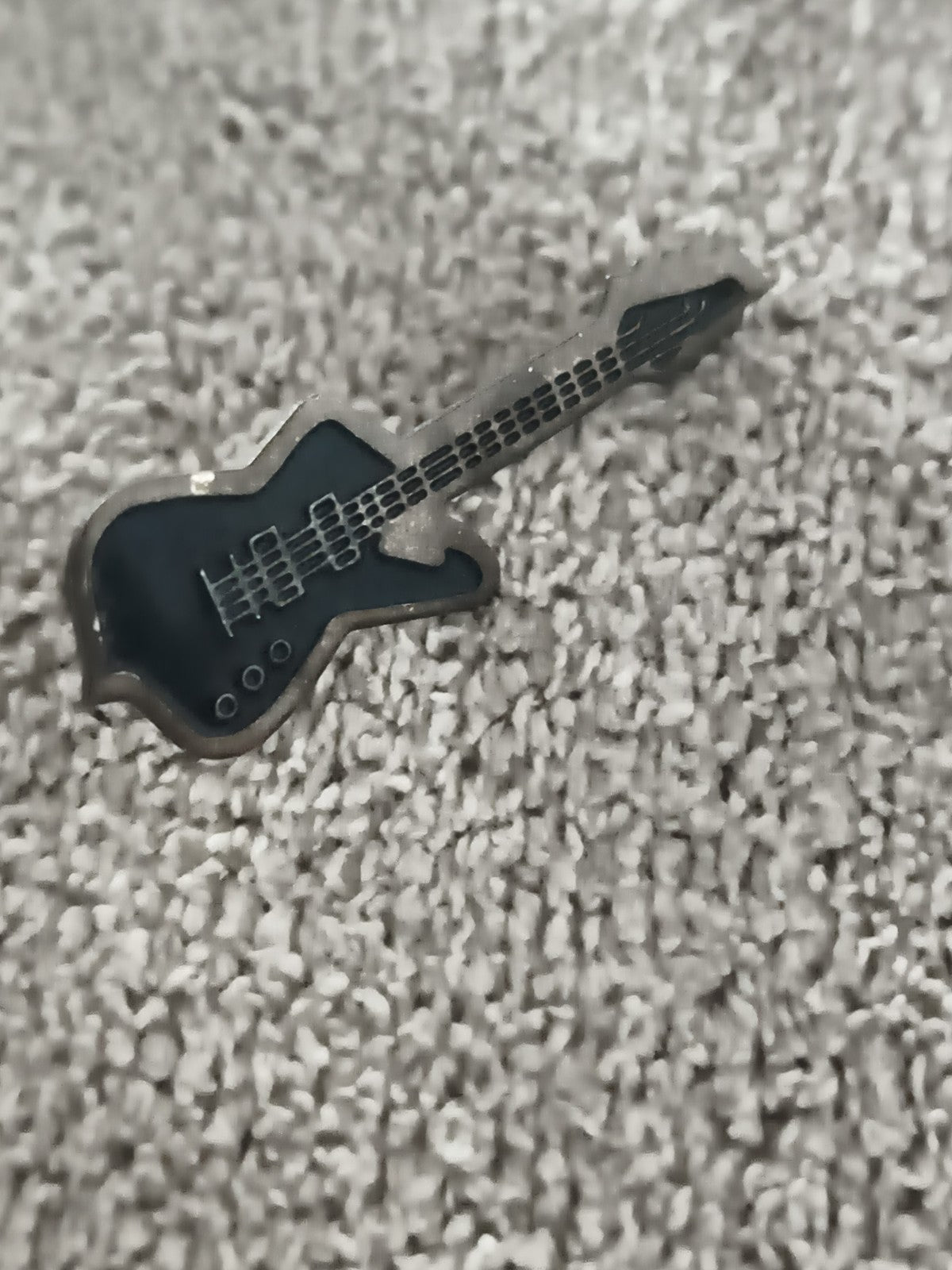 Pin's vintage guitare électrique noire, badge rock années 80/90 (Ref 10)
