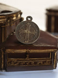 Médaille Saint Benoît vintage métal, pendentif religieux catholique ancien